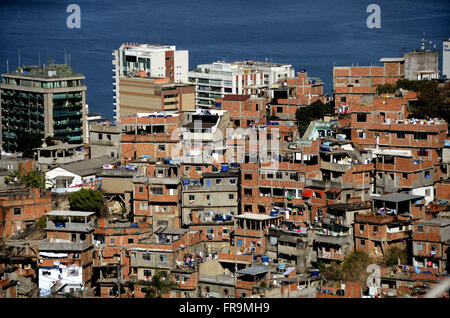 Contraste Social - favela Morro do Cantagalo et Ipanema construction Banque D'Images