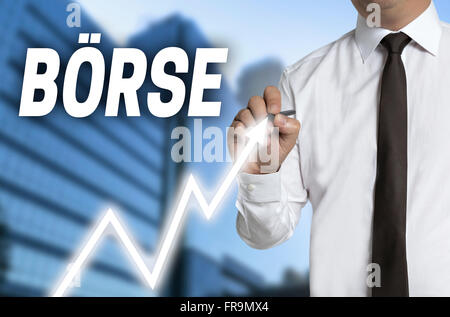 Boerse en bourse allemande attire l'opérateur sur l'écran tactile du prix du marché Banque D'Images