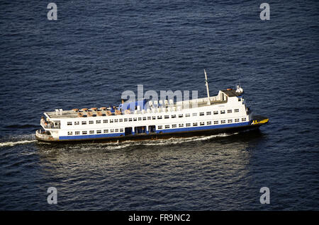 Barca faisant le transport de passagers entre Rio de Janeiro et Niteroi dans la baie de Guanabara Banque D'Images