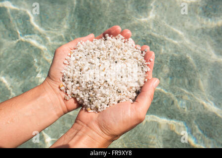 Grains de quartz à Mari Ermi beach, également connu sous le nom de la plage des grains de riz ; d'Oristano, Sardaigne, Italie Banque D'Images