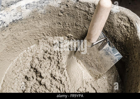 Un seau avec une solution et une truelle, close-up Banque D'Images