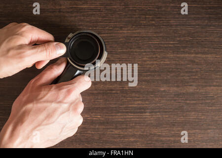 L'homme préparer de café dans l'unité d'infusion pour préparer le comptoir de la cuisine. Voir l'image haut de page Banque D'Images