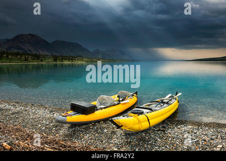 Une paire de kayaks jaunes gonflables sur la plage du lac Lower Twin avec Un orage d'été en arrière-plan, parc national et réserve du lac Clark, ... Banque D'Images