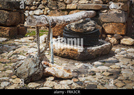 Presse d'olive et bassin en pierre sur le site des ruines antiques ; Tel Hazor, Israël Banque D'Images