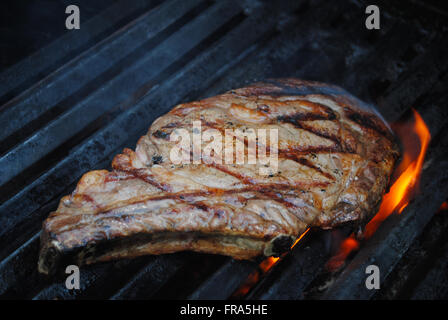 Une flamme parfaite Steak grillé prêt à manger Banque D'Images