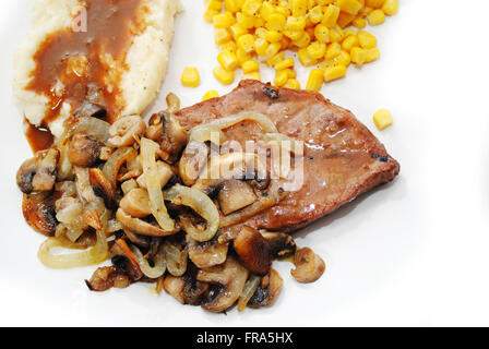 Délicieux Steak recouvert de champignons et oignons Banque D'Images