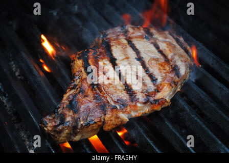 Grillades de Bœuf maigre flamme un steak sur le grill Banque D'Images