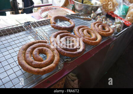 Suo Sai, une saucisse du nord de la Thaïlande fait à partir de porc haché mélangé avec une variété d'herbes et d'épices Banque D'Images