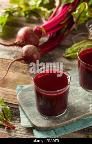 Les matières organiques dans un verre de jus de betterave Banque D'Images