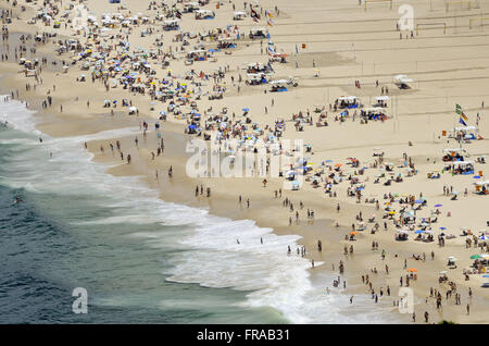 Voir les baigneurs sur la plage de Copacabana, à partir du haut de Morro do Leme Banque D'Images