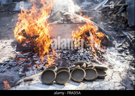 Pots de combustion - La production de pots en argile Banque D'Images