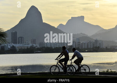 L'exercice physique sur le bord de Lagoa Rodrigo de Freitas coucher du soleil Banque D'Images