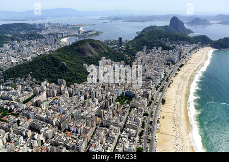 Vue aérienne d'une partie de ces quartiers et les plages de Copacabana et Leme et de l'Avenida Atlantica Banque D'Images