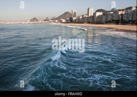 Les vagues de l'océan au lever du soleil sur la plage de Copacabana et plage de Copacabana dans l'arrière-plan Banque D'Images