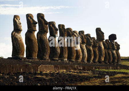 Ahu Tongariki - 15 moai sur l'île de Pâques Banque D'Images