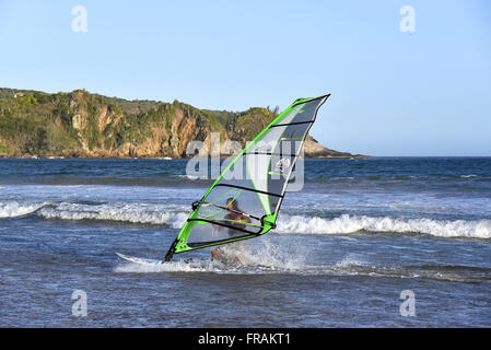 La pratique de la planche à voile à Geribá Beach à Armação dos Búzios - Région des Lacs Banque D'Images