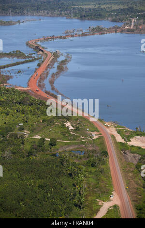 Vue aérienne de la BR-364 en zone inondée, causé par la grande inondation du Rio Madeira Banque D'Images