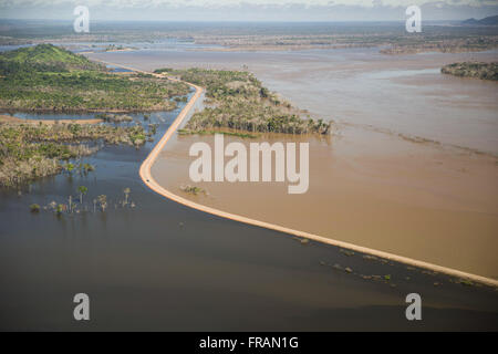 Vue aérienne de la BR-364 en zone inondée, causé par la grande inondation du Rio Madeira Banque D'Images