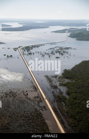 Vue aérienne de la BR-364 en zone inondée, causé par la grande inondation du Rio Madeira Banque D'Images