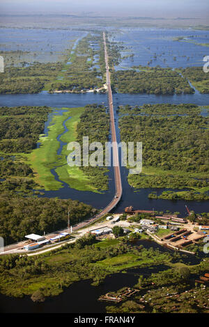 Vue aérienne de l'autoroute de béton sur le fleuve Paraguay à la BR-262 Banque D'Images