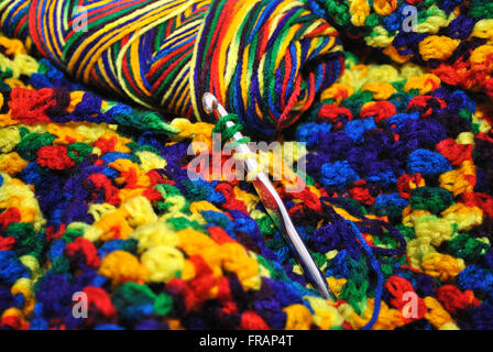 Le crochet avec fil de couleur arc-en-ciel Banque D'Images