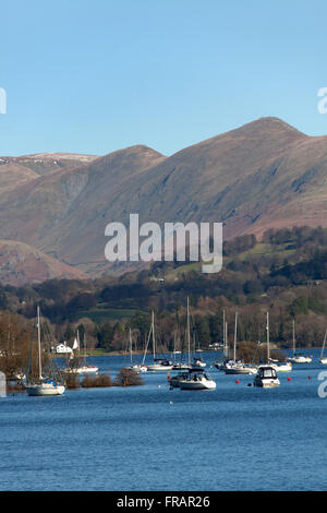 Ville de Bowness, Angleterre. Vue pittoresque sur les bateaux ancrés sur le lac Windermere. Banque D'Images