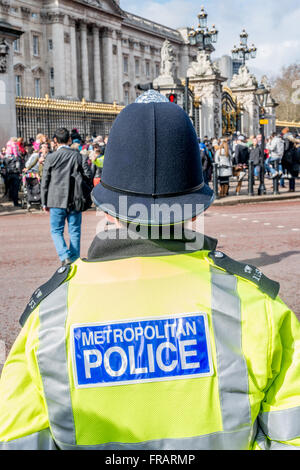 Une région métropolitaine policier en service à l'extérieur de Buckingham Palace, London, UK Banque D'Images