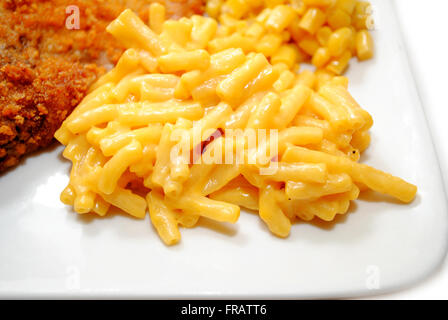 Macaroni au fromage crémeux servi sur un plateau Banque D'Images