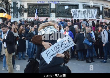 Le 15 novembre 2015. Paris, France. Les résidents de Paris donnant libre câlins et d'amour à Paris, Place de la République. ©Marc Ward/Alamy Banque D'Images