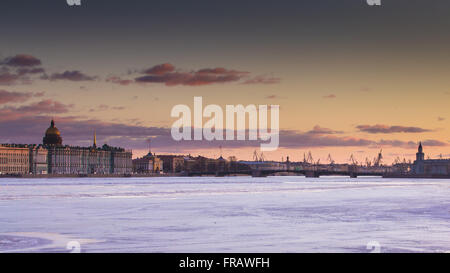 La Russie, Saint-Pétersbourg, 19 mars 2016 : Le plan d'eau de la rivière Neva, ​​The au coucher du soleil, le Palais d'hiver, le palais, le pont dom Banque D'Images