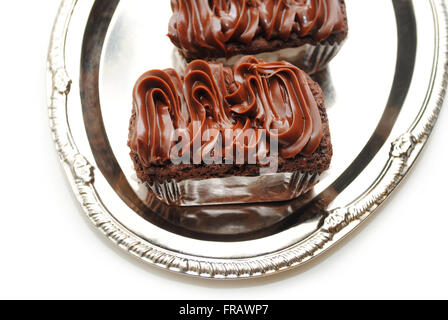 Close Up d'un dépoli sur un brownie au chocolat Silver Tray Banque D'Images