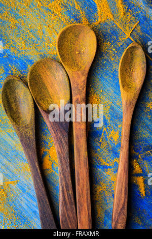 Cuillères en bois vides sur fond bleu Banque D'Images