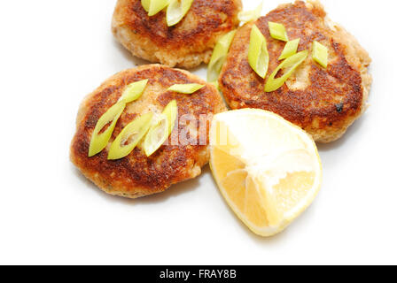 Galettes de poisson frit avec des oignons verts et de Citron Banque D'Images