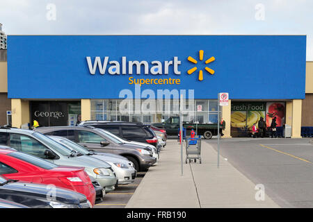 Affichage dynamique avec le Walmart logo est affiché à l'extérieur du magasin Walmart de Square One, à Mississauga, en Ontario, le 21 mars 2016. Banque D'Images