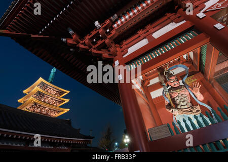 Tokyo, Japon - 16 décembre 2015 : La pagode à cinq étages du Temple Senso-ji à Asakusa, Tokyo. Banque D'Images