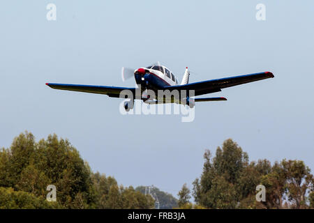 Piper PA-28-181 Cherokee (immatriculé N3576J) décolle à l'aéroport de Palo Alto (KPAO), Palo Alto, Californie, États-Unis d'Amérique Banque D'Images