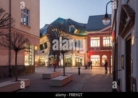 Soirée à la maison tordue (Krzywy Domek (Crooked House) à Sopot, Pologne. Banque D'Images