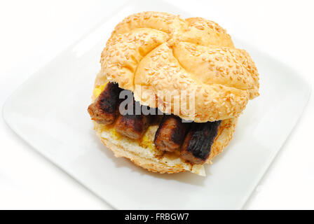 Saucisses, avec oeuf sur un petit pain Banque D'Images