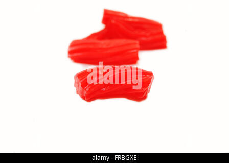 Morceaux de réglisse rouge isolated on White Banque D'Images