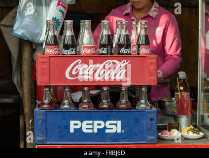 Les bouteilles de Coca-Cola et Pepsi empilées dans un contenant de plastique Banque D'Images