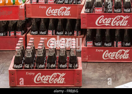 Phnom Penh, Cambodge- Janvier 02,2014 : bouteilles de Coca Cola dans la boîte en plastique rouge, esprit vintage. Banque D'Images