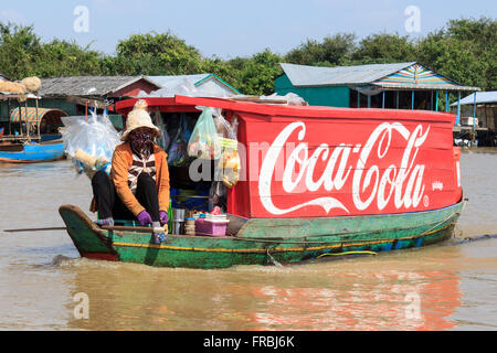 Le lac Tonle Sap, près de Siem Reap, Cambodge, 10 Janvier 2014 : le logo Coca Cola peint sur bateau en bois, village flottant, au Cambodge. Co Banque D'Images