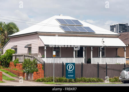 Période home en bois avec panneau de chauffage solaire sur le toit, Campbell Street, Paddington, Brisbane, Queensland, Australie Banque D'Images