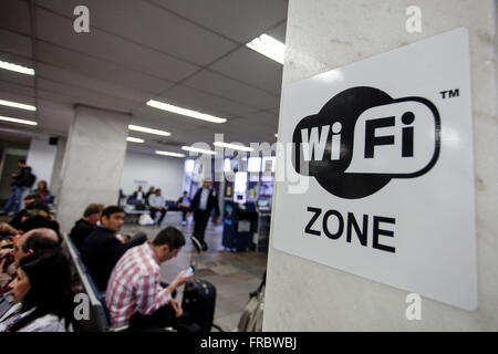 Signe indiquant une connexion Wifi dans la salle d'embarquement de l'aéroport international Salgado Filho régional Banque D'Images