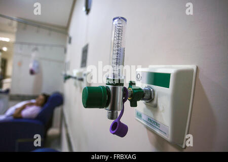 Mètre d'oxygène à l'intérieur de l'hôpital public bondé ER Banque D'Images