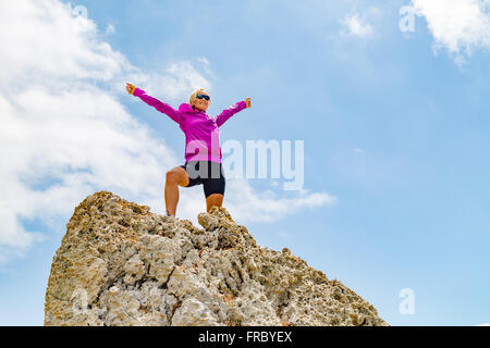 Réalisation Succès tournant ou randonnées réalisation concept d'entreprise, femme de célébrer avec les bras levé. Ouvrir les mains. Banque D'Images