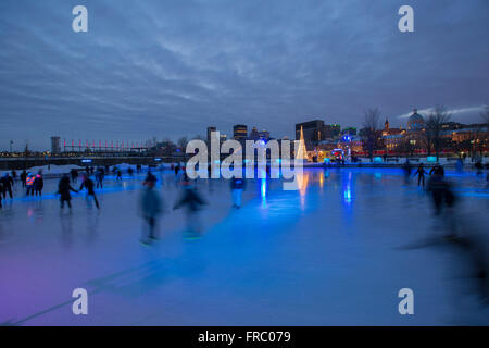 À Montréal patinage Marche Marché Bonsecours au crépuscule. Vue depuis le Vieux Port de Montréal. Banque D'Images