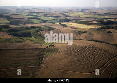 Vue aérienne de la propriété rurale avec la diversité agricole et de réserves forestières Banque D'Images