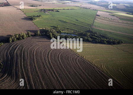 Vue aérienne de la propriété rurale avec la diversité agricole et de réserves forestières Banque D'Images