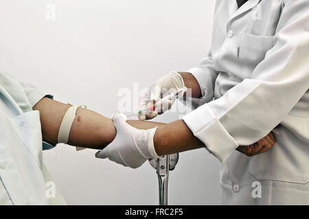 La collecte de sang d'un patient Infirmière Banque D'Images